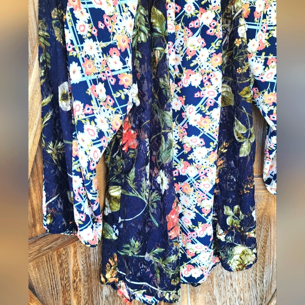 Fig And Flower Ladies Floral Blouse - Picture 5 of 5